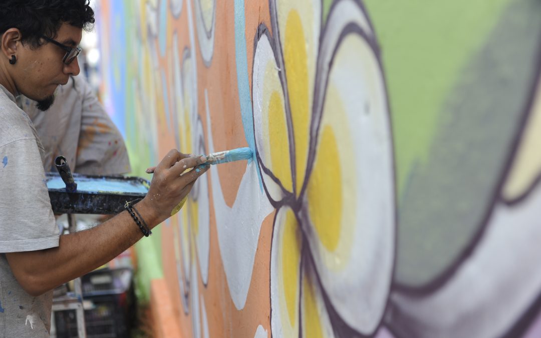 Muro de unidade da Cagece em Fortaleza ganha novo colorido com intervenção artística