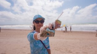Cagece e coletivo Nossa Iracema realizam limpeza voluntária na Praia do Futuro