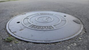 Cagece nivelou mais de 2,3 mil tampas de poços de visita de Fortaleza em 2023
