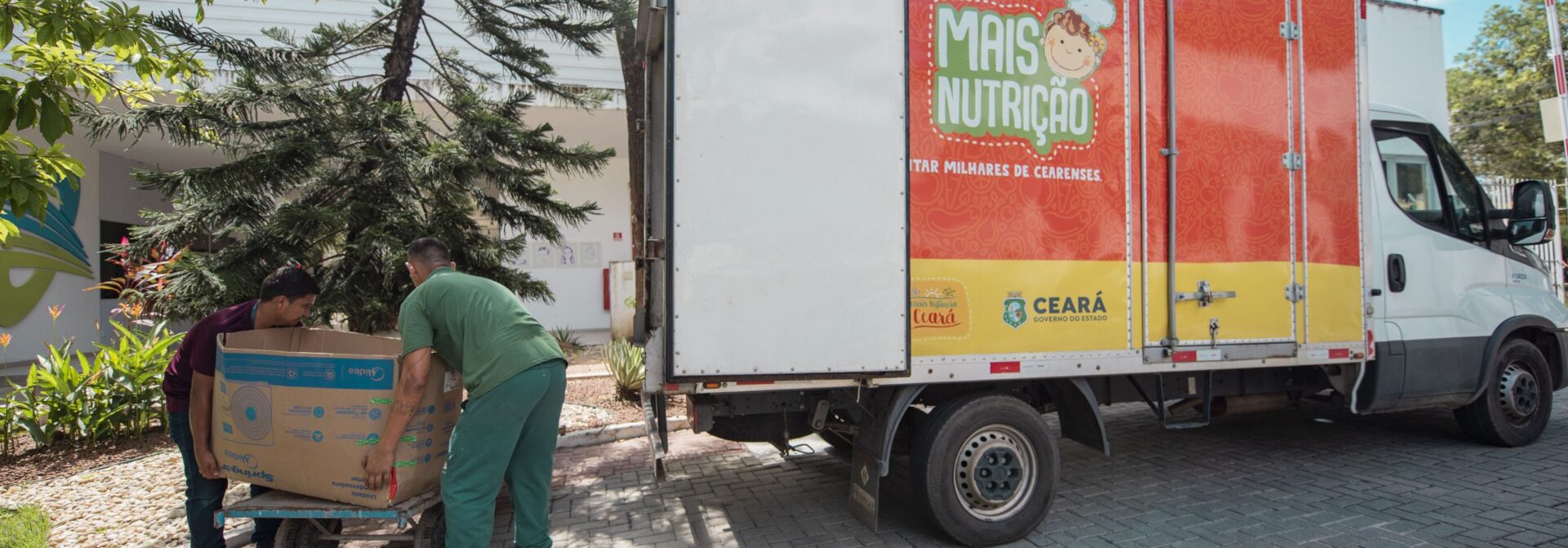 Solidariedade: Cagece entrega 1ª remessa de alimentos arrecadados para o Programa Mais Nutrição