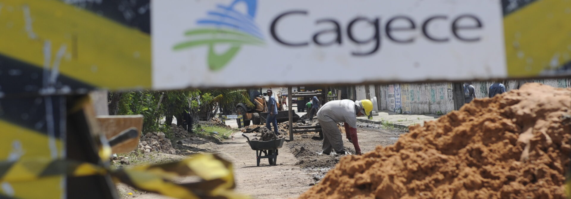Cagece realiza intervenção na rede de esgoto da avenida Leste Oeste