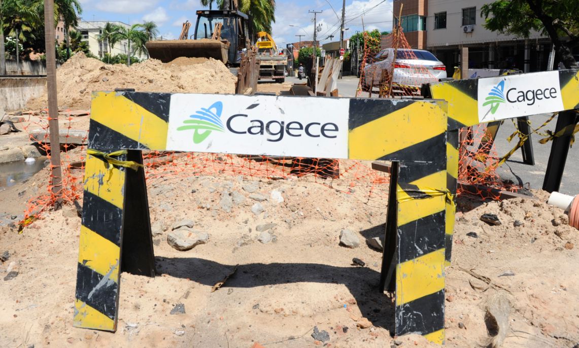 Avenida Leste Oeste recebe obra de substituição da rede de esgoto