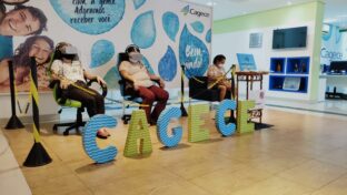 Óculos de realidade virtual "transporta" clientes para estação da Cagece