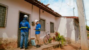 Cagece e Ambiental Ceará orientam população sobre ligações irregulares de água da chuva na rede de esgoto