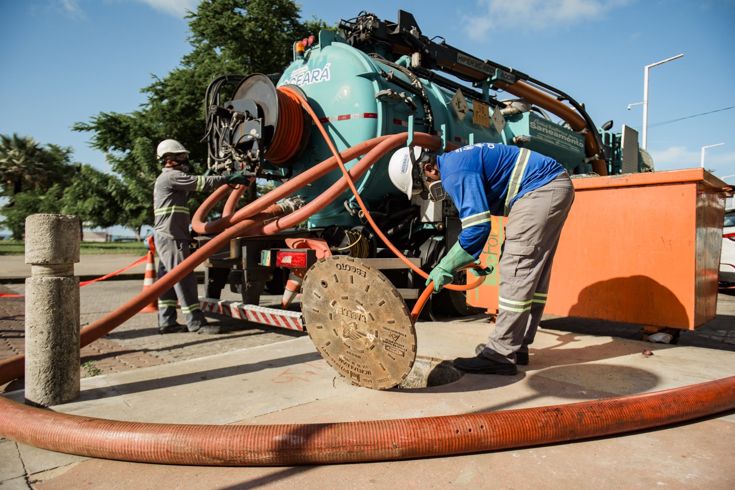 Cagece reforça serviços de limpeza de rede de esgoto em Fortaleza para evitar transtornos no período chuvoso